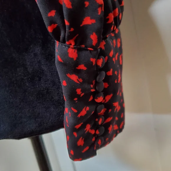 Black and Red Patterned Cropped Long Sleeve Blouse - Picture 6 of 6
